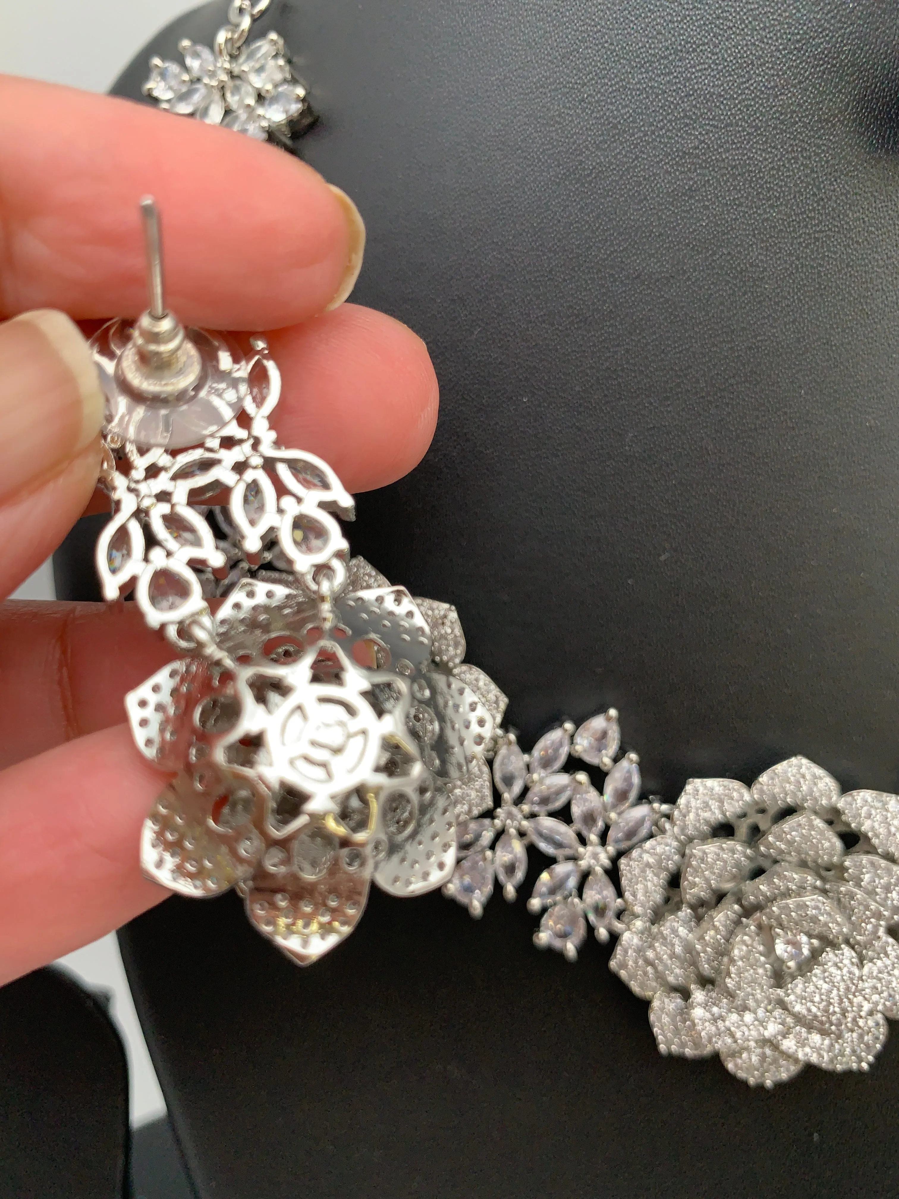AD Diamond Finish Floral Pattern Neckline Short Necklace