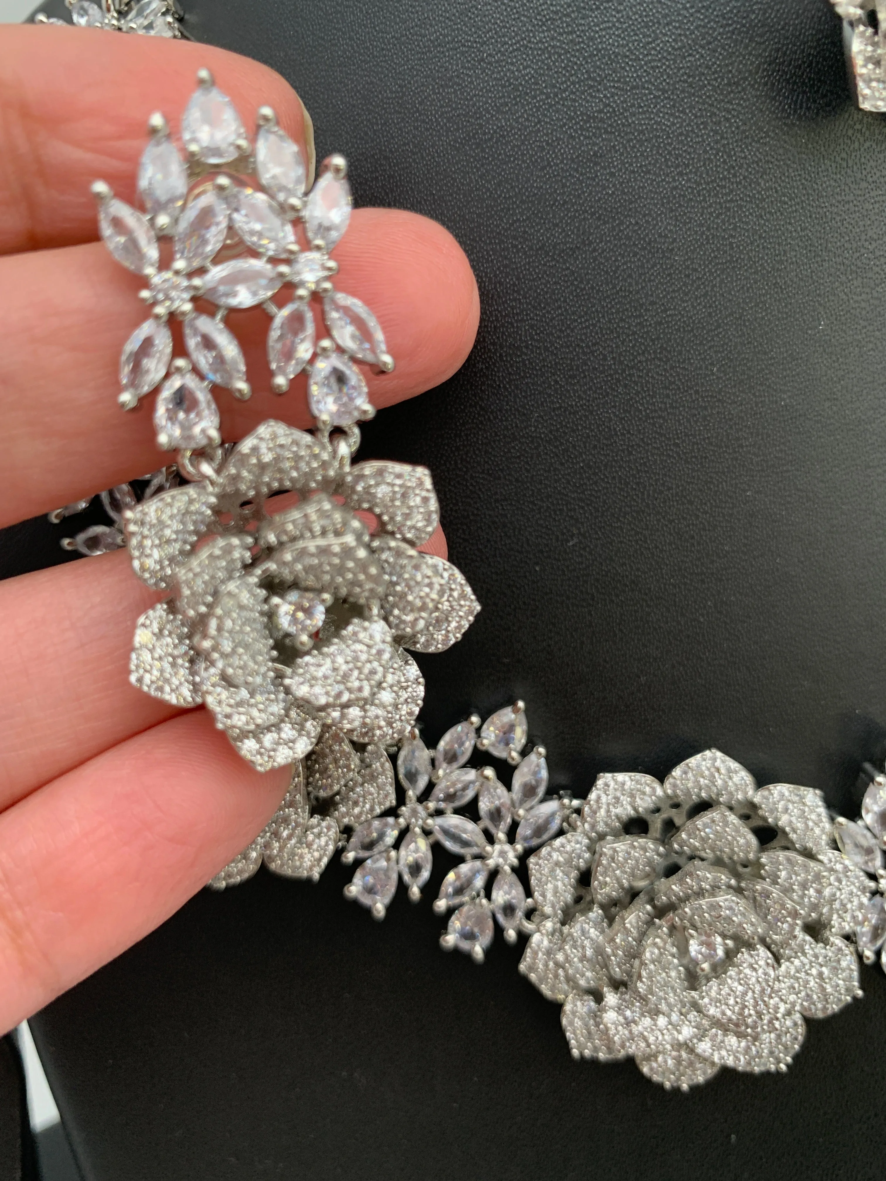 AD Diamond Finish Floral Pattern Neckline Short Necklace