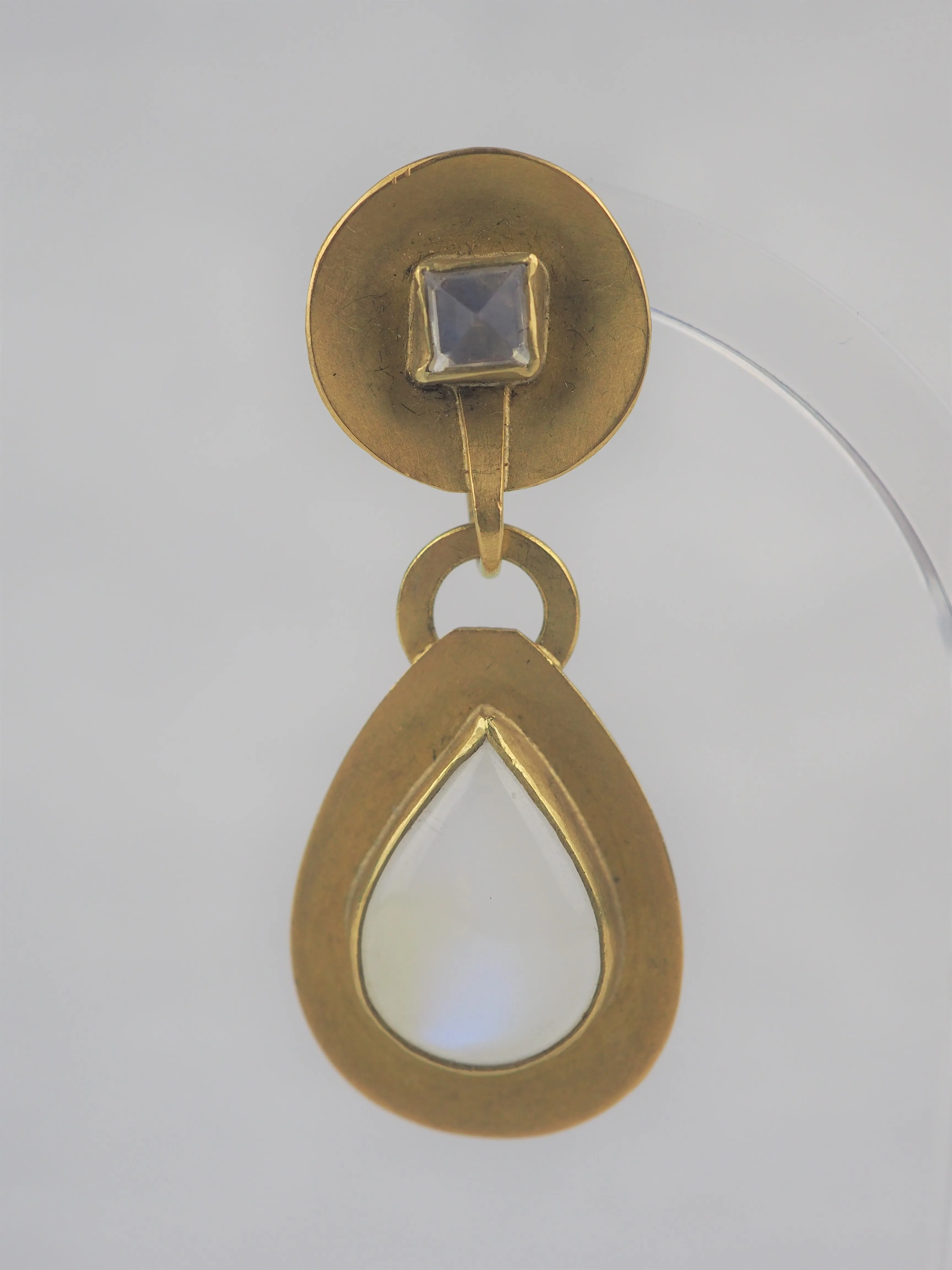 Krinos, Daphne – Gold and Moonstone Earrings