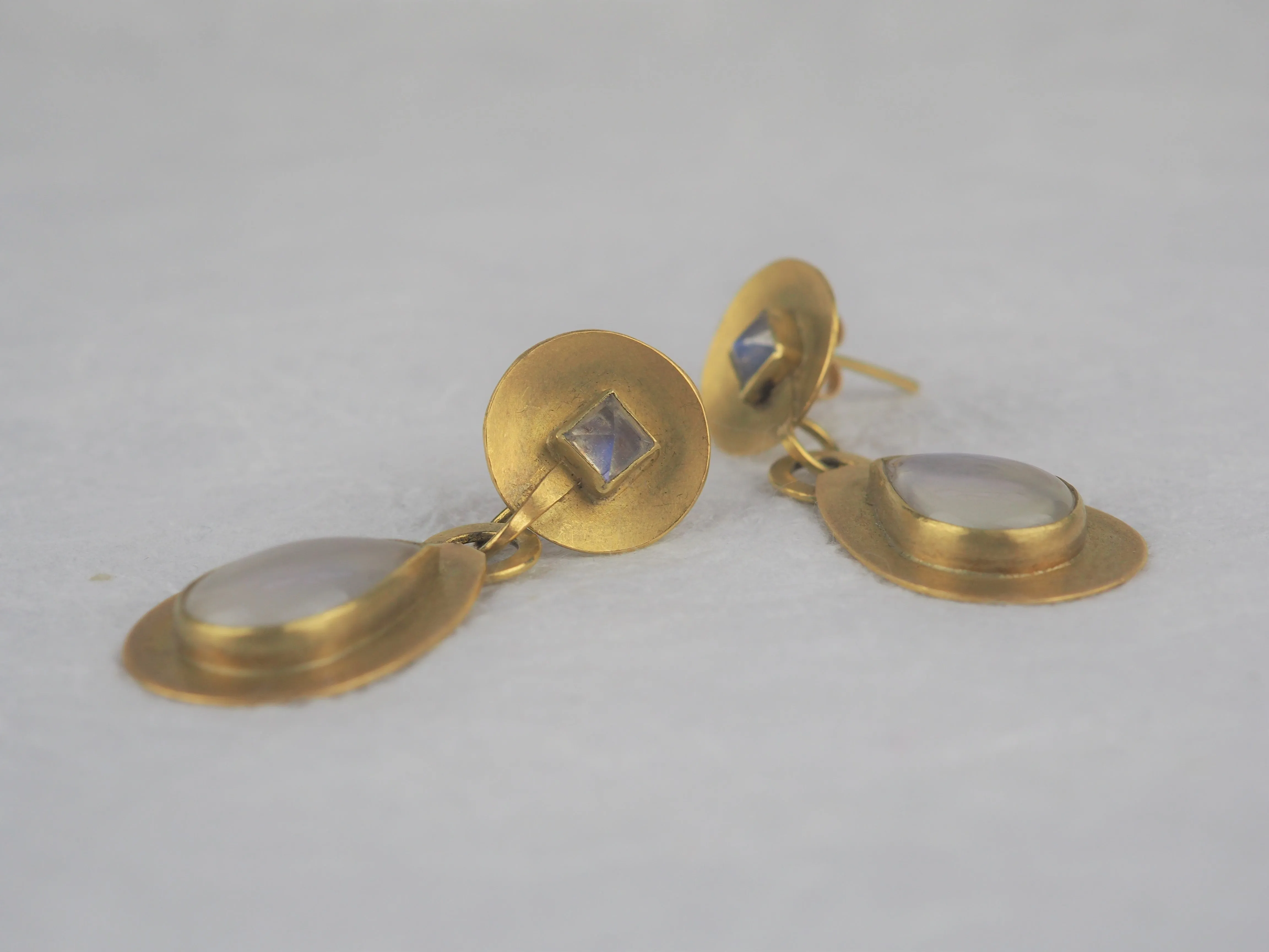Krinos, Daphne – Gold and Moonstone Earrings