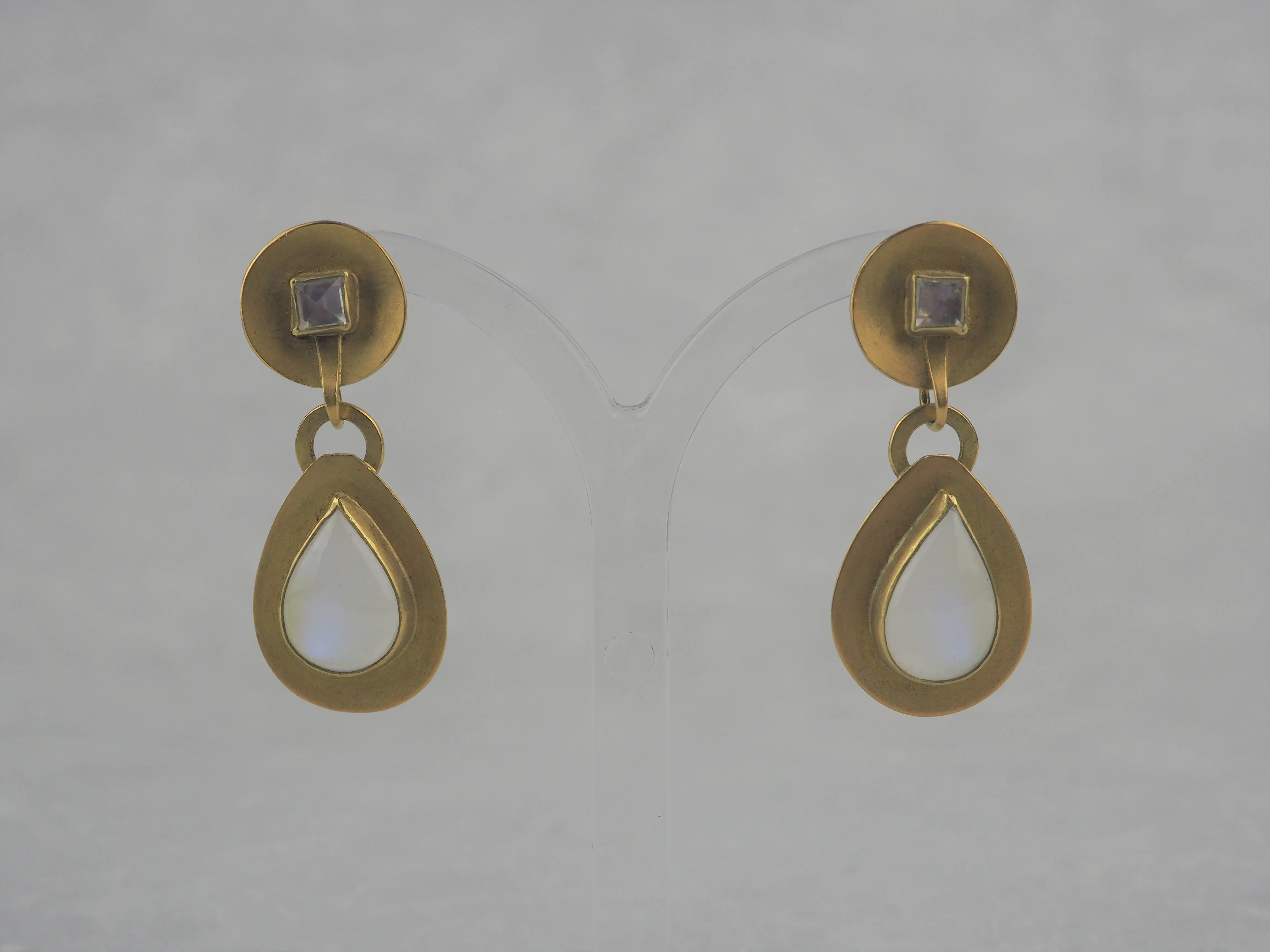 Krinos, Daphne – Gold and Moonstone Earrings